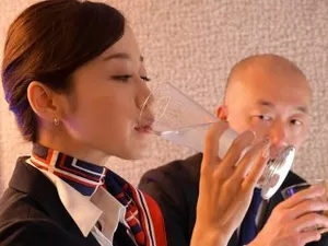 Con trai "khôn", dẫn bạn về nhà... đụ mẹ mình