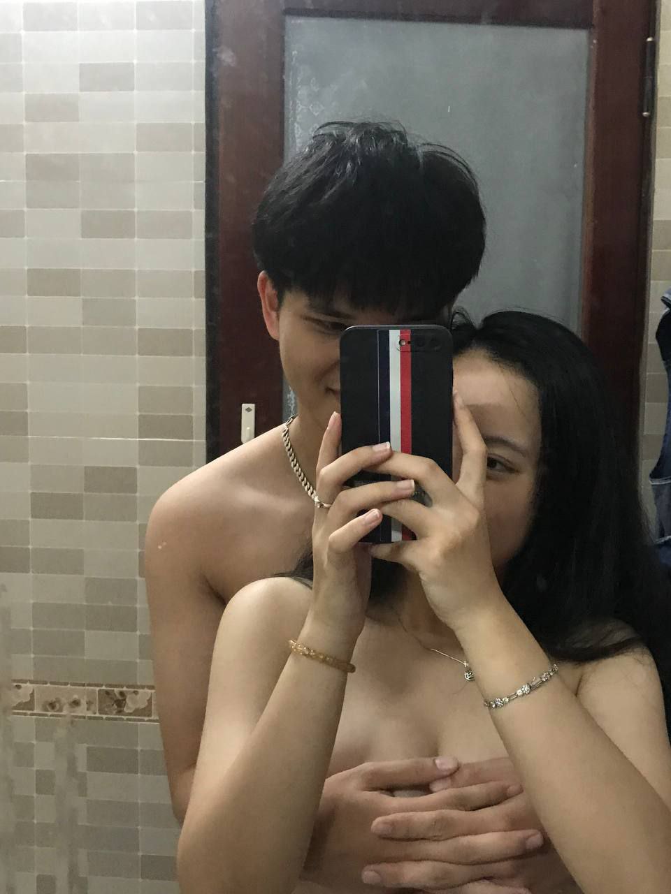 Mút lồn em nhân viên vệ sinh lần đầu đi làm